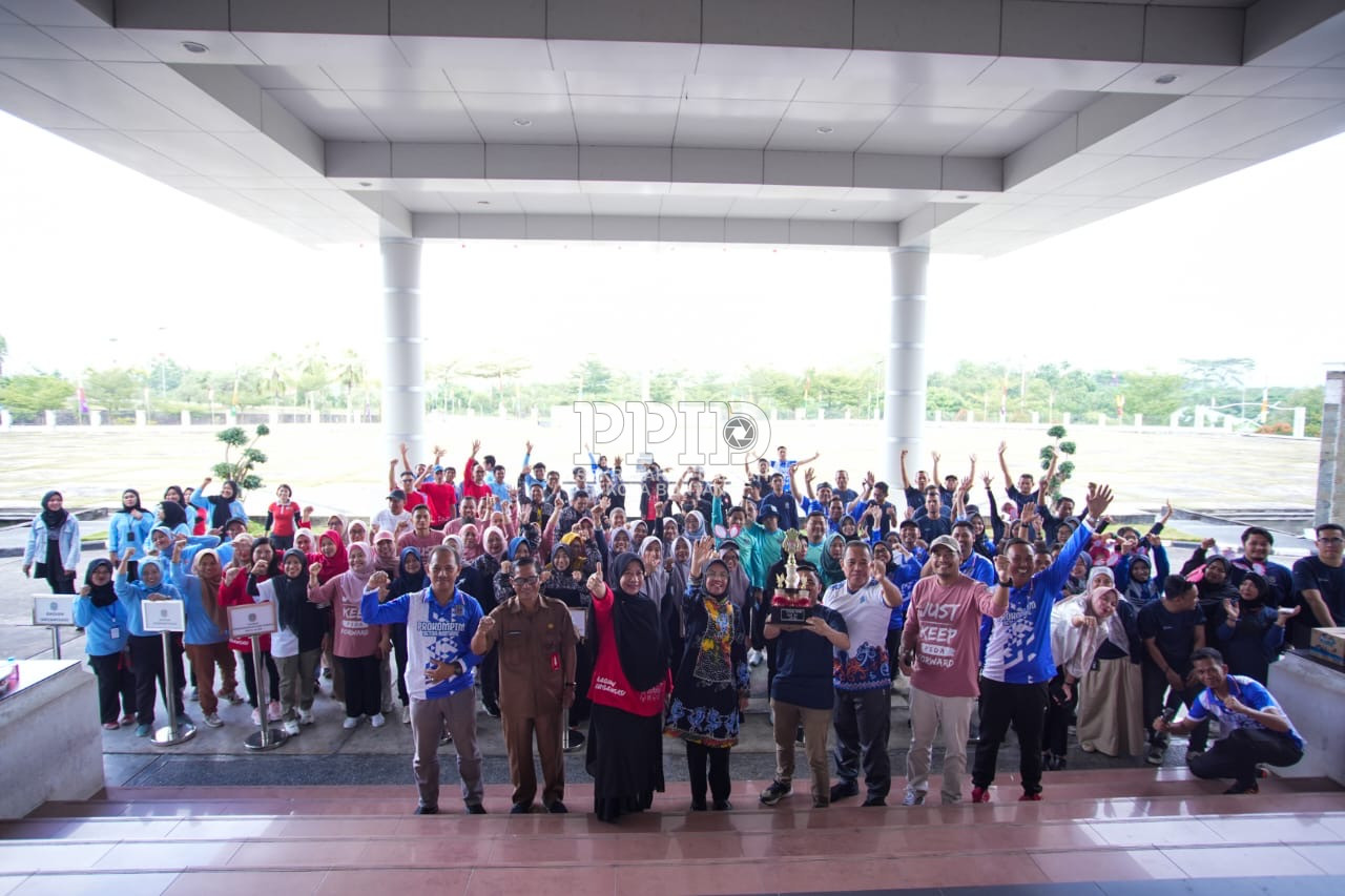 Seluruh pegawai Sekretariat Daerah (Setda) berfoto bersama dalam pembukaan lomba memperingati HUT ke-79 RI. (Adie/Prokompim)